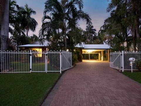 Long drive way suitable for a removals truck.